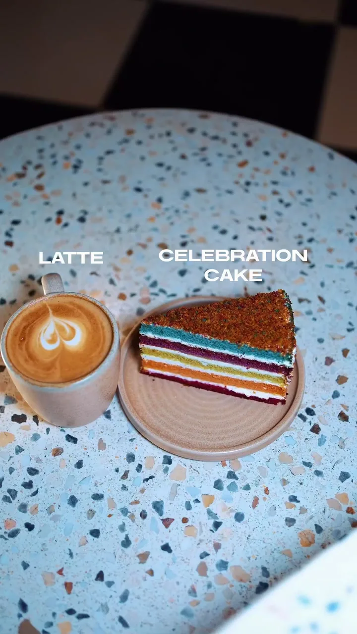 Lila’da latte ve renkli katmanlarıyla bir pasta dilimi